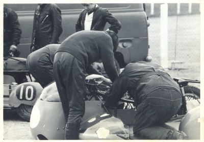 Centre in cap is JohnParker, back centre is Colin Jewsbury - Alan Butler's passenger, working on JPs Triumph.jpg